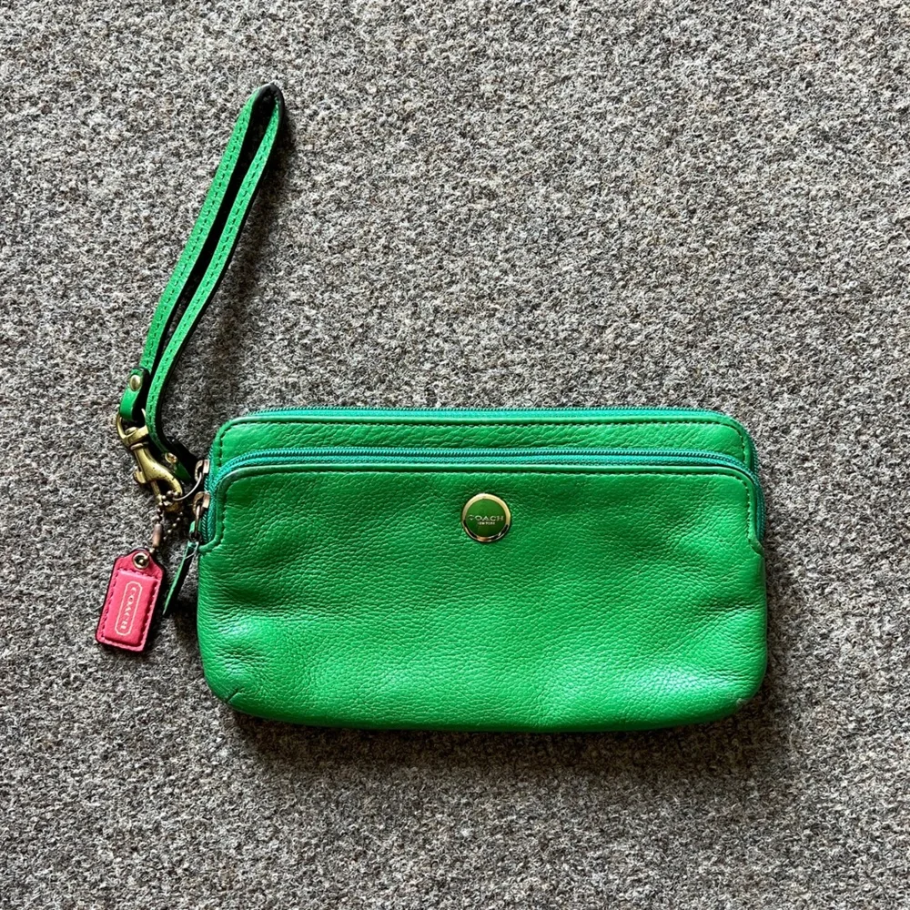 Y2K Coach Green Leather Wristlet Wallet Card Holder Pink Hang Tag Zip Closure
